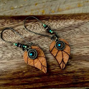 Cute metal and wood dangle earrings brand new with bronze and turquoise color